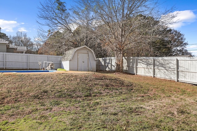 view of yard featuring a shed