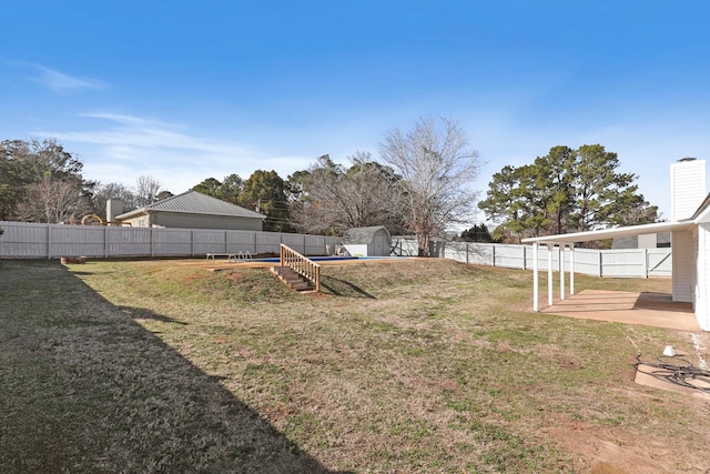 view of yard featuring a storage unit