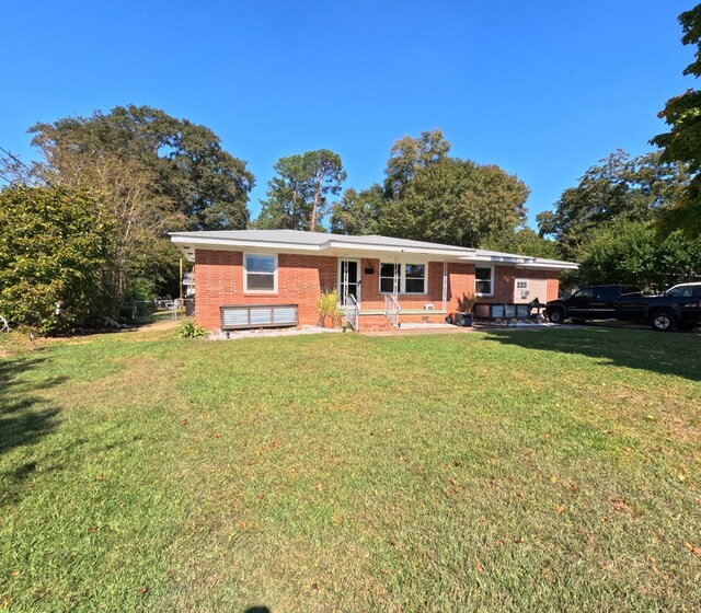 view of front of property with a front yard