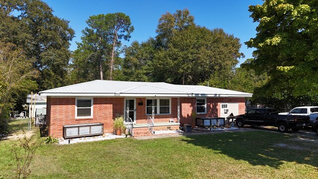 view of front of property with a front lawn and covered porch