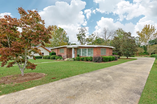 single story home with a front lawn