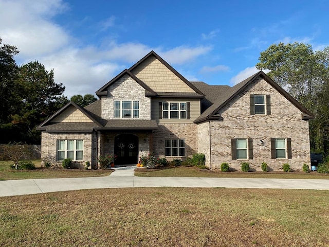 craftsman-style house featuring a front yard