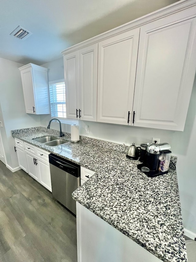 kitchen with dark wood-style floors, visible vents, white cabinetry, a sink, and dishwasher