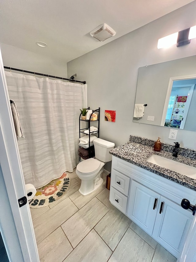 full bathroom featuring visible vents, toilet, vanity, and a shower with curtain