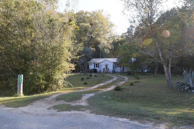 single story home with a front yard