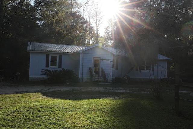 view of front facade with a front yard