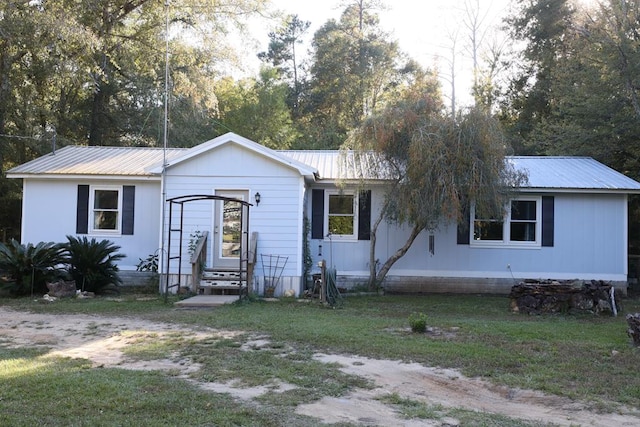 view of front of home featuring a front yard