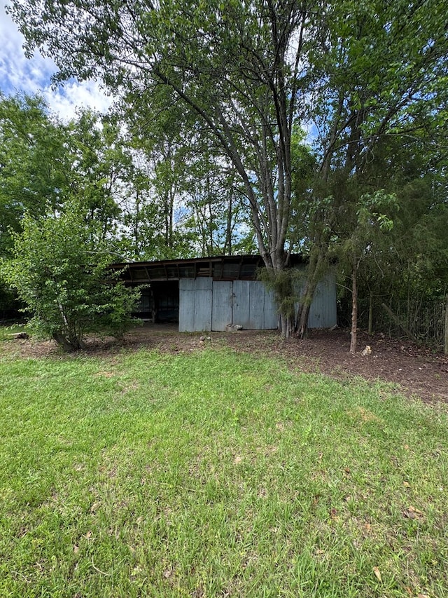 view of yard featuring a pole building and an outbuilding