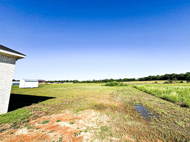 view of yard featuring a rural view