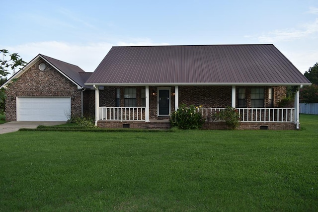 view of front facade featuring a porch, a garage, and a front lawn