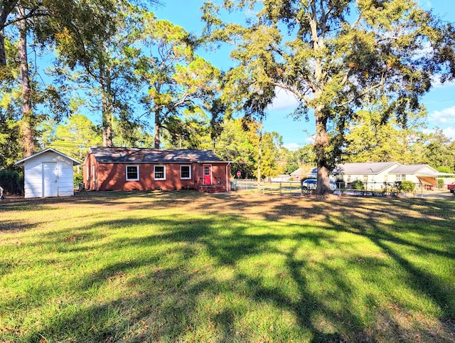 view of yard featuring a storage shed