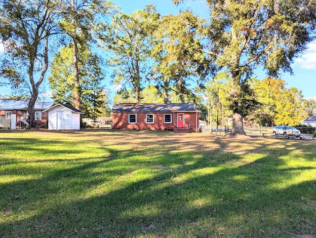 view of yard with a storage unit