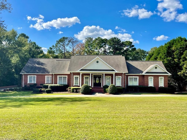 view of front of property featuring a front lawn