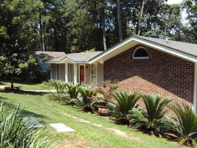 view of front facade featuring a front lawn