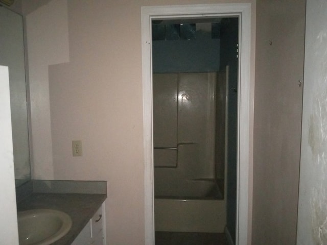 full bath with washtub / shower combination and vanity