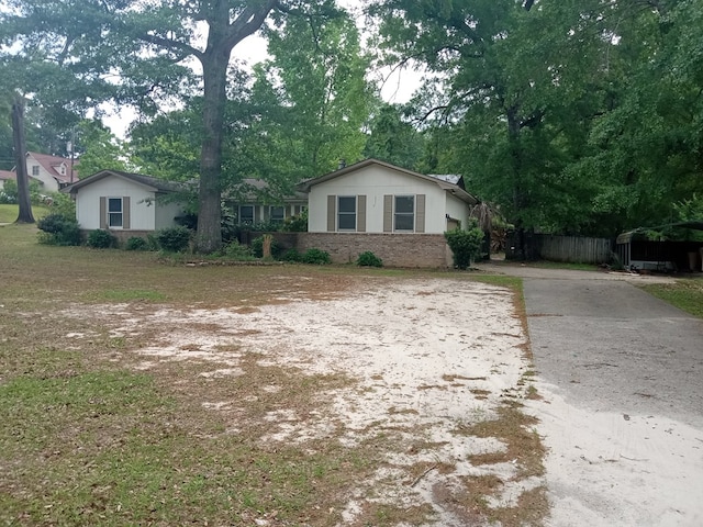 single story home with driveway