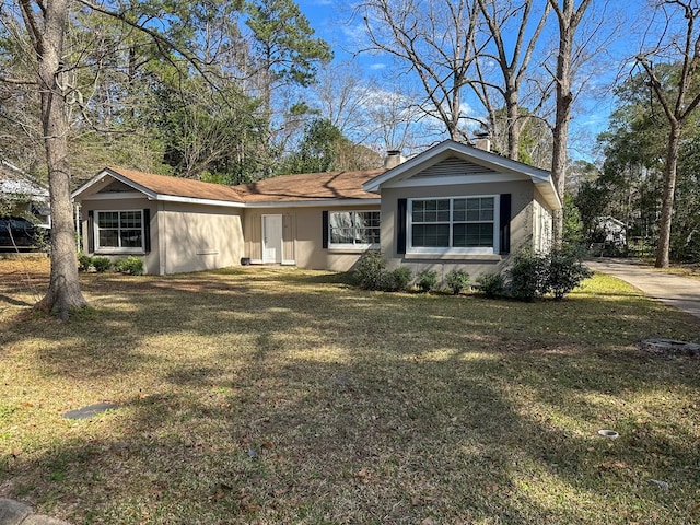 ranch-style house featuring a front yard