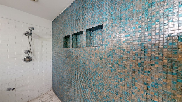 bathroom featuring tiled shower