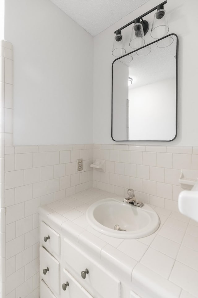 351 Hayborn Rd, Webb, AL 36376 - bathroom with vanity and a textured ceiling