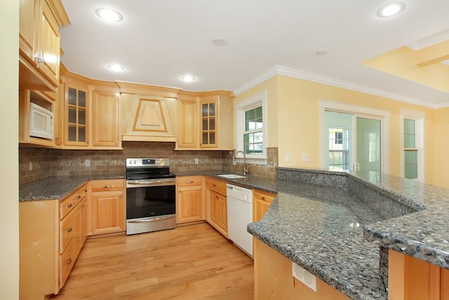 kitchen with crown molding, light wood-style floors, a sink, white appliances, and a peninsula