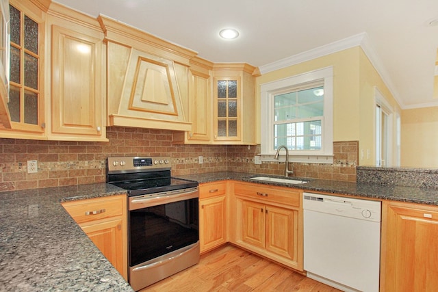 kitchen featuring electric stove, light wood-style flooring, ornamental molding, a sink, and dishwasher