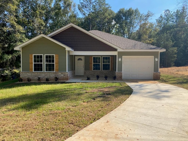 craftsman inspired home featuring a garage and a front yard