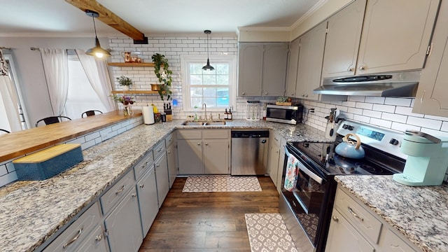 kitchen with gray cabinetry, under cabinet range hood, stainless steel appliances, a sink, and dark wood-style floors