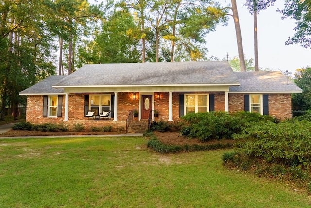 ranch-style house featuring a front lawn