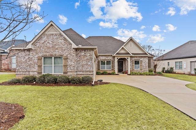 view of front of property featuring a front yard