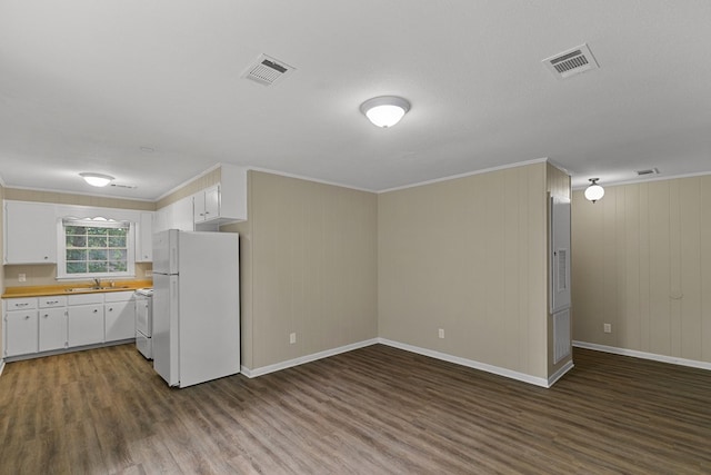 kitchen featuring ornamental molding, white appliances, dark wood finished floors, and visible vents