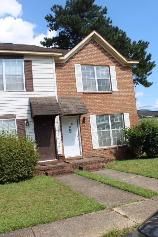 view of front of home featuring a front yard