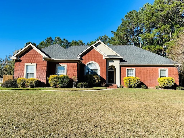 view of front of property featuring a front yard