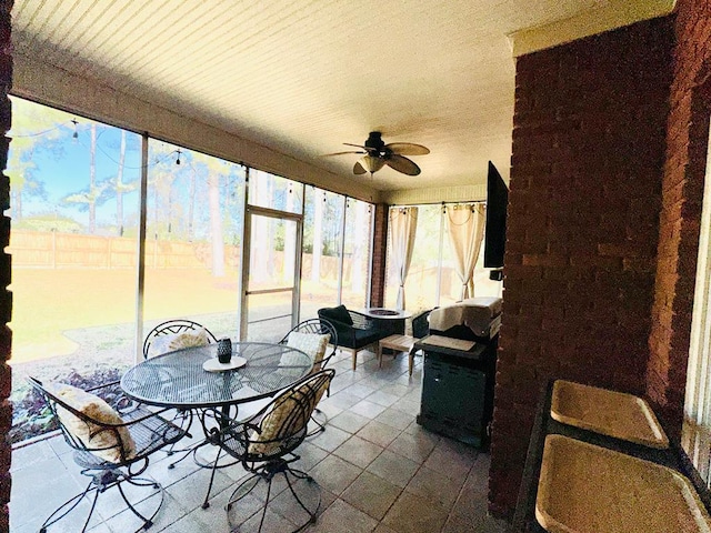 sunroom with ceiling fan