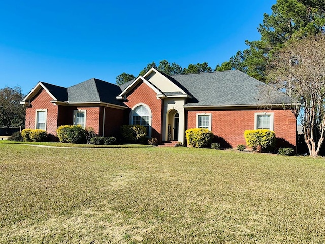 view of front of property featuring a front yard