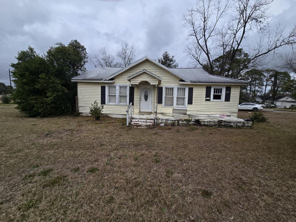 view of front of house featuring a front yard