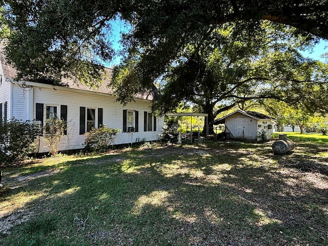 view of yard with a storage shed