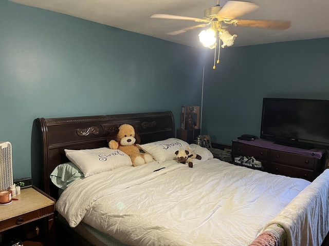 bedroom with ceiling fan