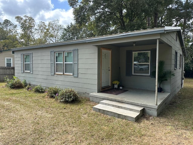 manufactured / mobile home with a front yard