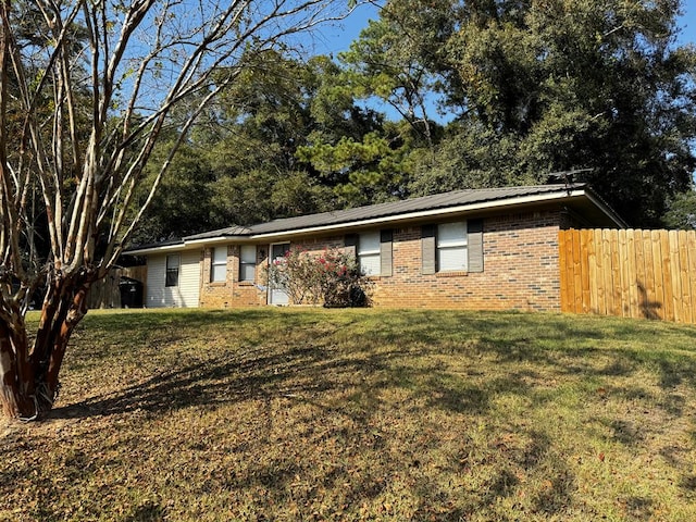 single story home featuring a front lawn