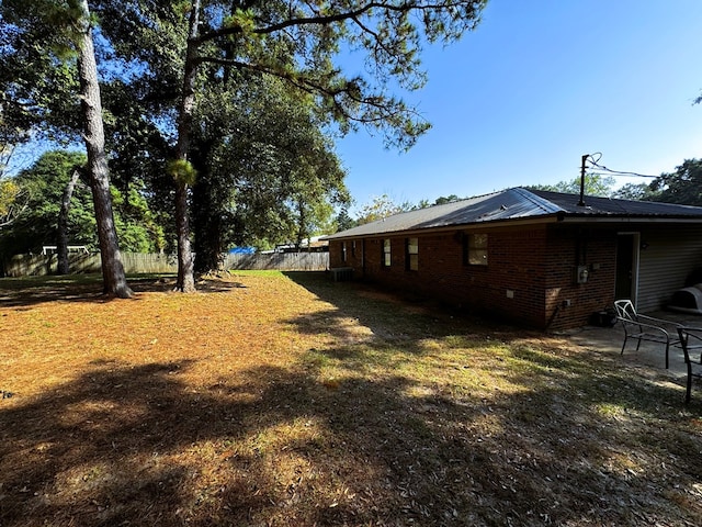 view of yard featuring a patio area