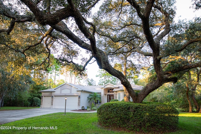 view of front of home featuring a garage and a front yard