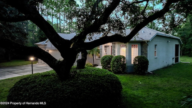 view of front facade featuring a front yard