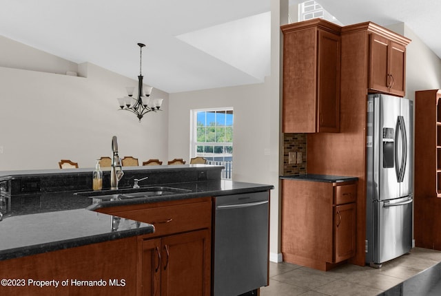 kitchen with stainless steel appliances, sink, a chandelier, lofted ceiling, and pendant lighting