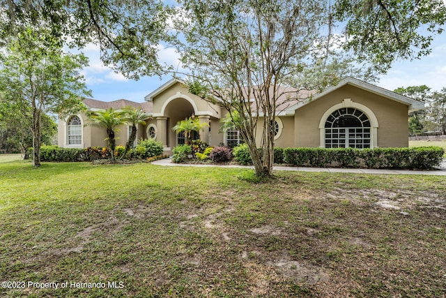 view of front of home featuring a front yard