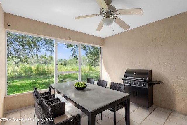 sunroom / solarium with ceiling fan