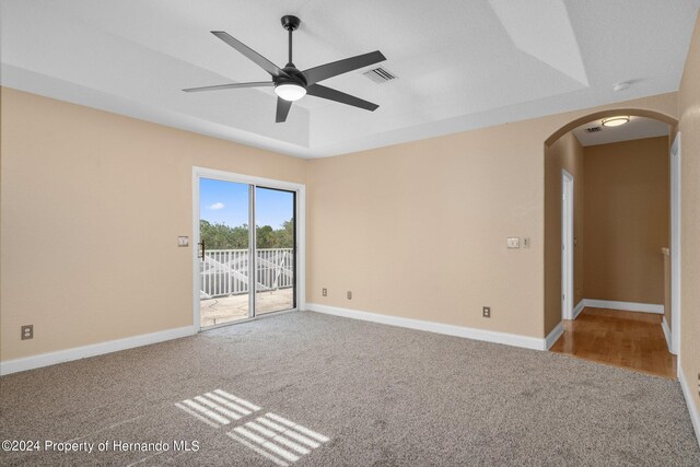 empty room featuring ceiling fan and carpet