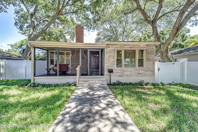 view of front of property featuring a front lawn and a porch