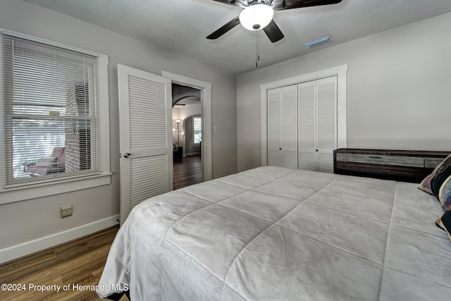 bedroom featuring hardwood / wood-style floors, ceiling fan, a textured ceiling, and a closet