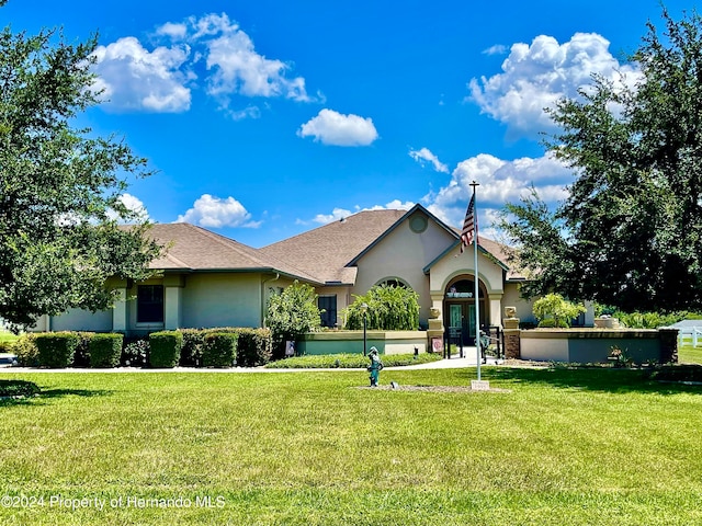 ranch-style house featuring a front lawn