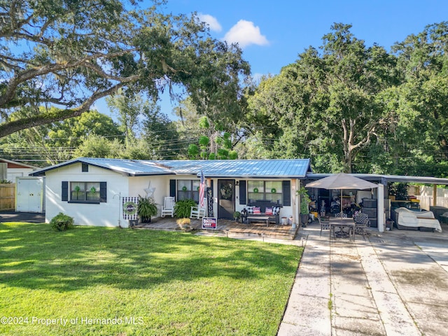 view of front of house featuring a front lawn and a carport